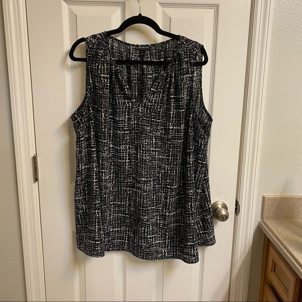 Lane Bryant Black and White sleeveless Blouse size 20